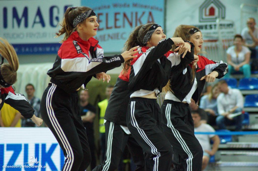 Tancerze i cheerleaders na meczu Anwilu