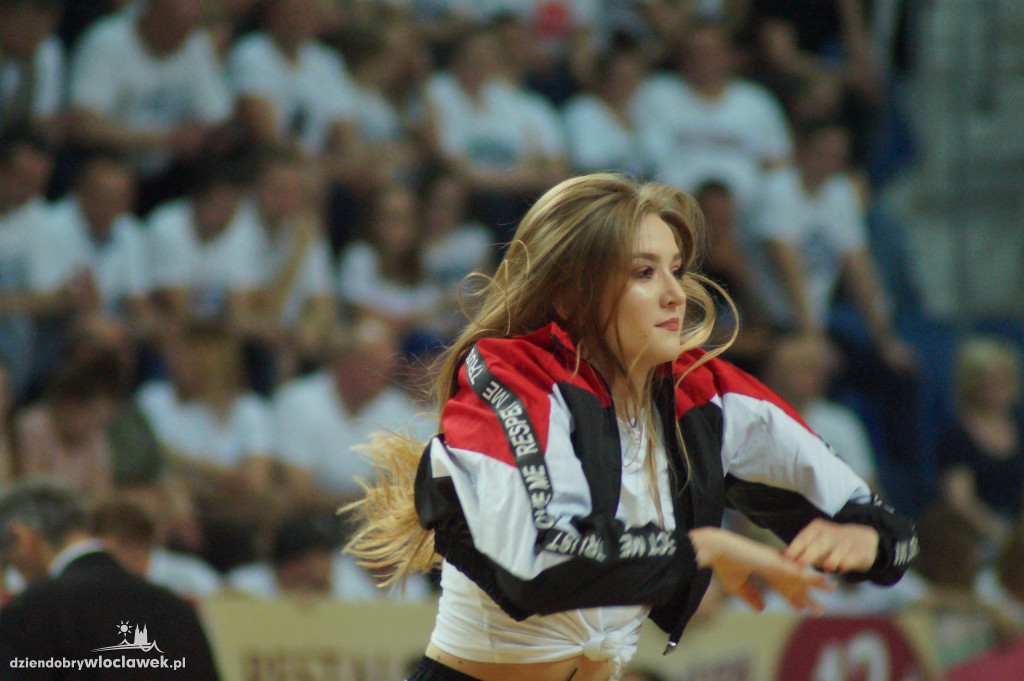 Tancerze i cheerleaders na meczu Anwilu