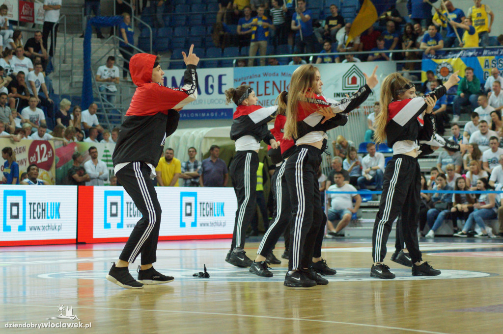 Tancerze i cheerleaders na meczu Anwilu