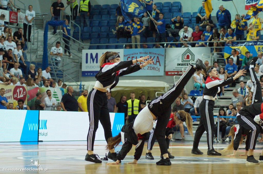 Tancerze i cheerleaders na meczu Anwilu