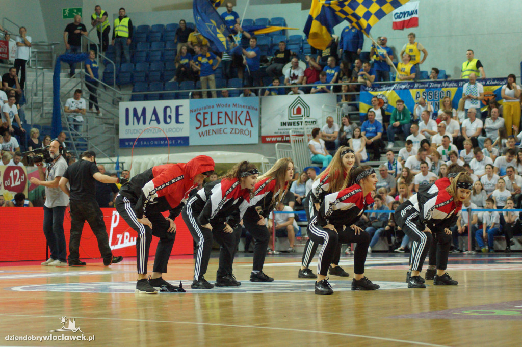 Tancerze i cheerleaders na meczu Anwilu