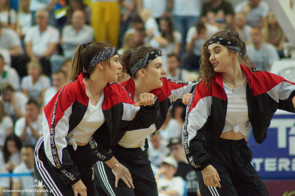 Tancerze i cheerleaders na meczu Anwilu