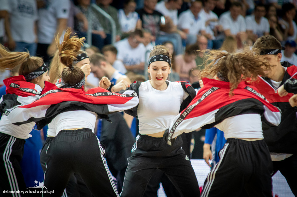 Tancerze i cheerleaders na meczu Anwilu