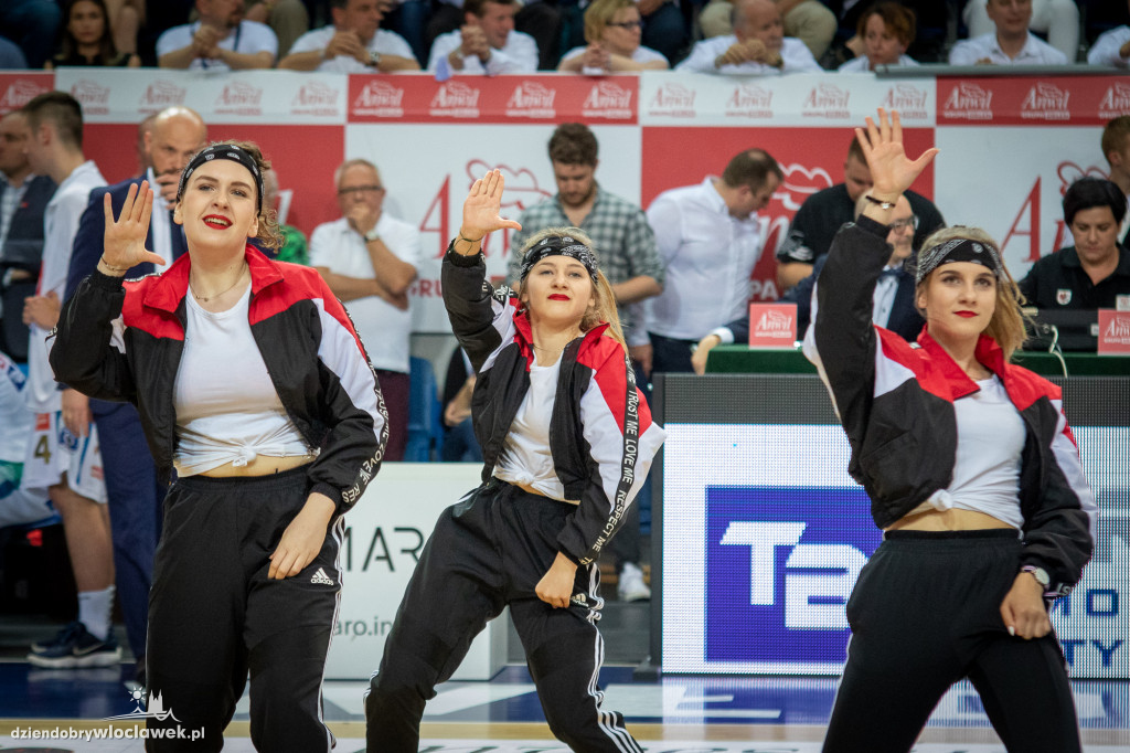Tancerze i cheerleaders na meczu Anwilu