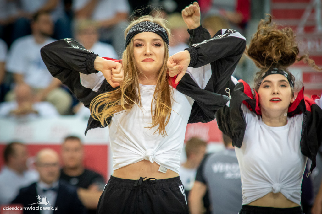 Tancerze i cheerleaders na meczu Anwilu