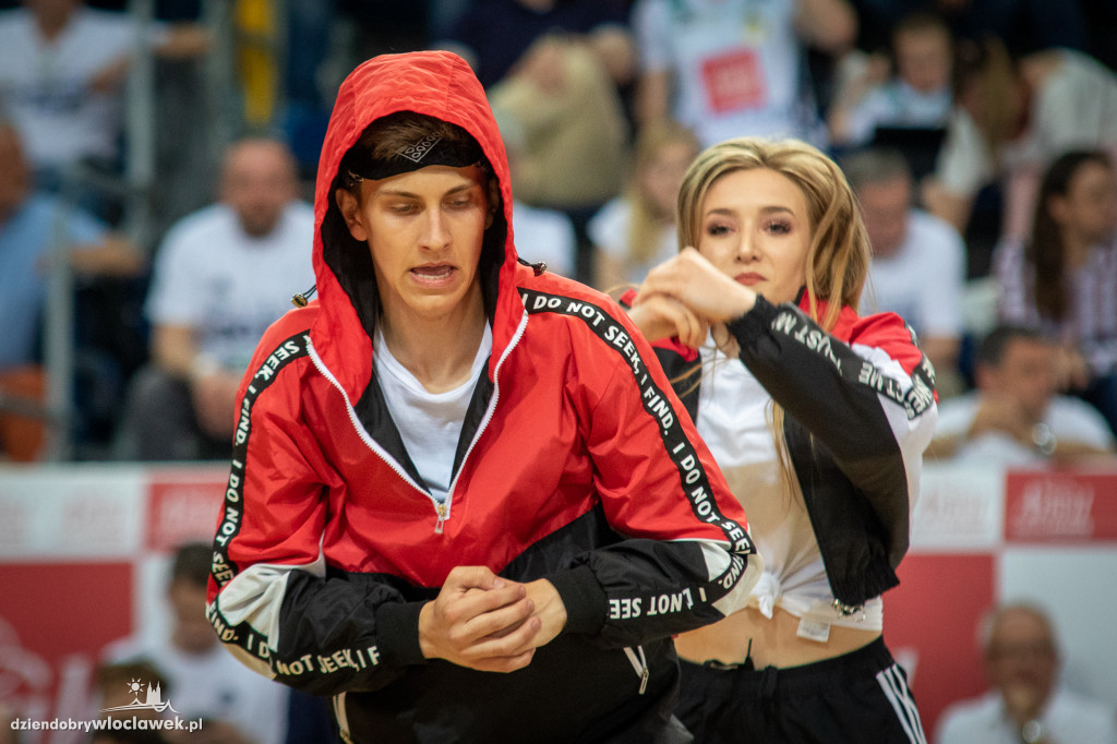 Tancerze i cheerleaders na meczu Anwilu