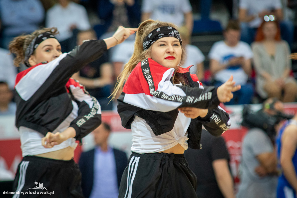 Tancerze i cheerleaders na meczu Anwilu
