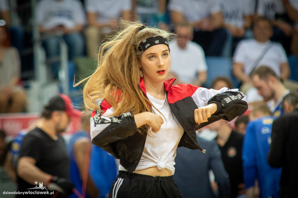Tancerze i cheerleaders na meczu Anwilu