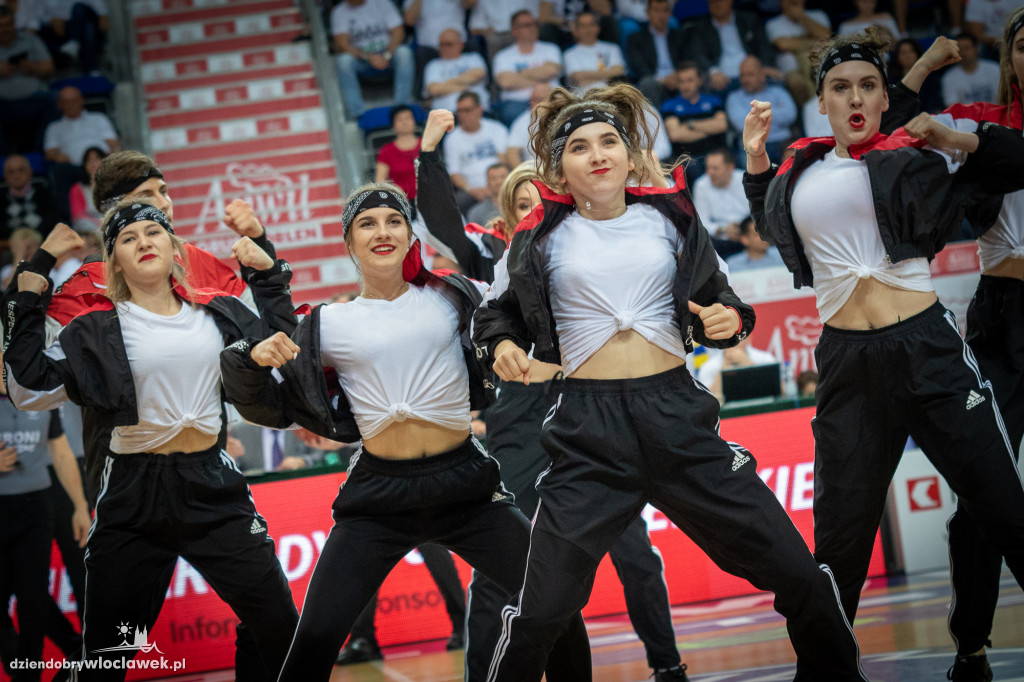 Tancerze i cheerleaders na meczu Anwilu