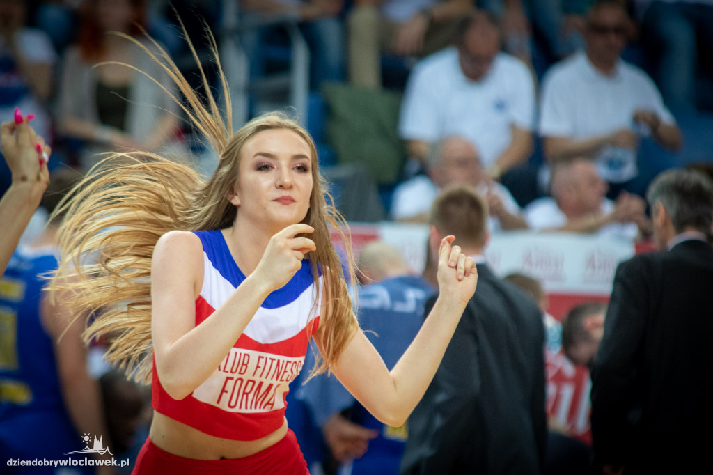 Tancerze i cheerleaders na meczu Anwilu