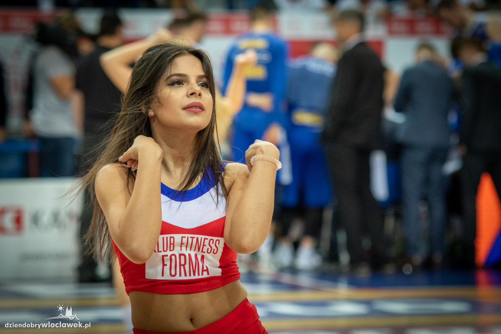 Tancerze i cheerleaders na meczu Anwilu