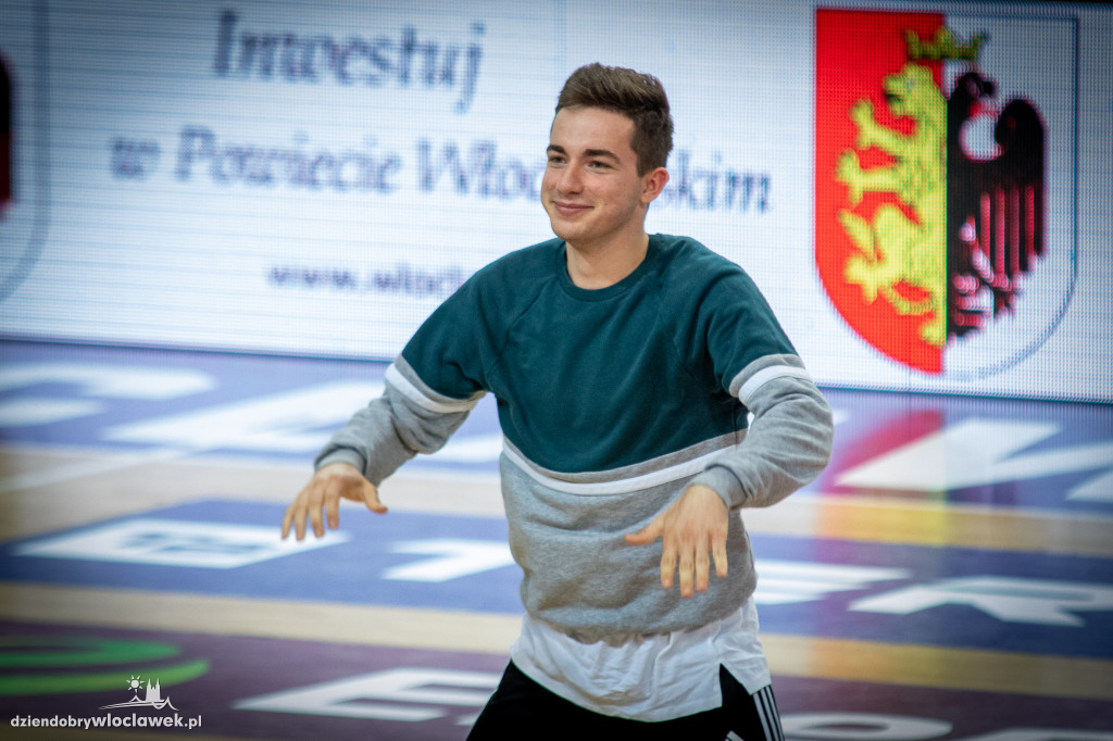 Tancerze i cheerleaders na meczu Anwilu