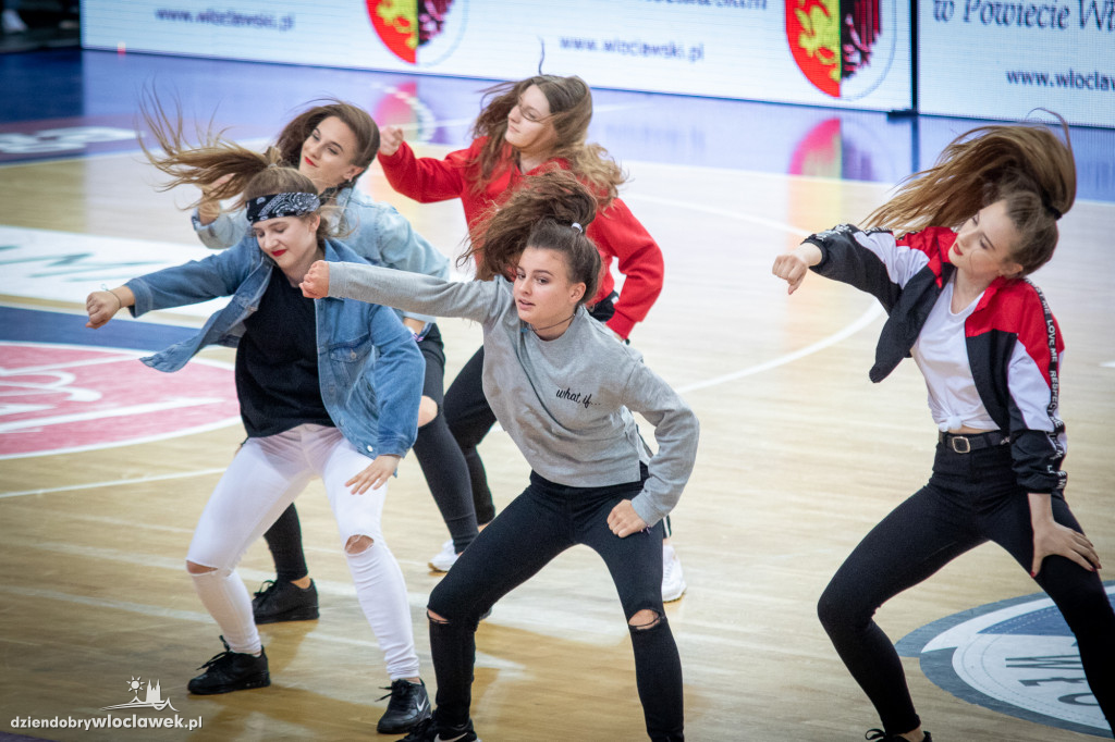 Tancerze i cheerleaders na meczu Anwilu