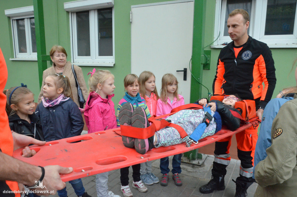 Dzieci ze szkoły muzycznej w stacji pogotowia