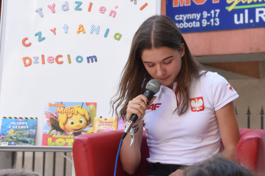 Sportowcy czytają dzieciom