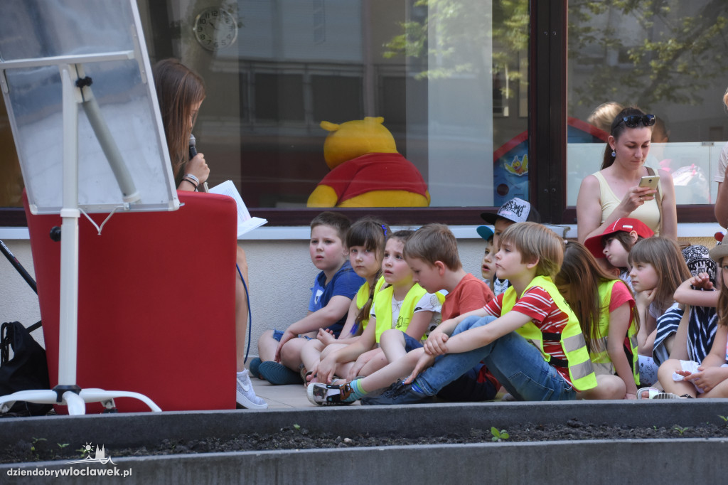 Sportowcy czytają dzieciom