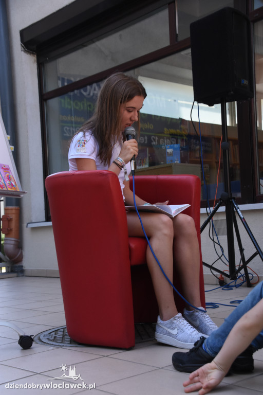 Sportowcy czytają dzieciom