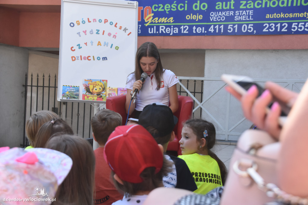 Sportowcy czytają dzieciom