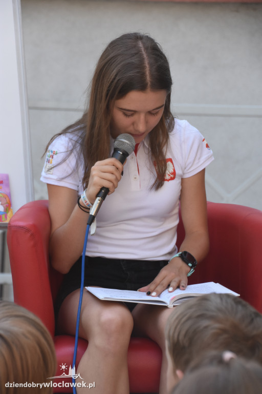 Sportowcy czytają dzieciom