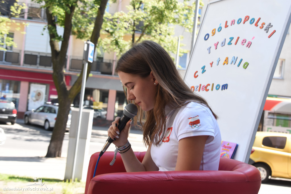 Sportowcy czytają dzieciom