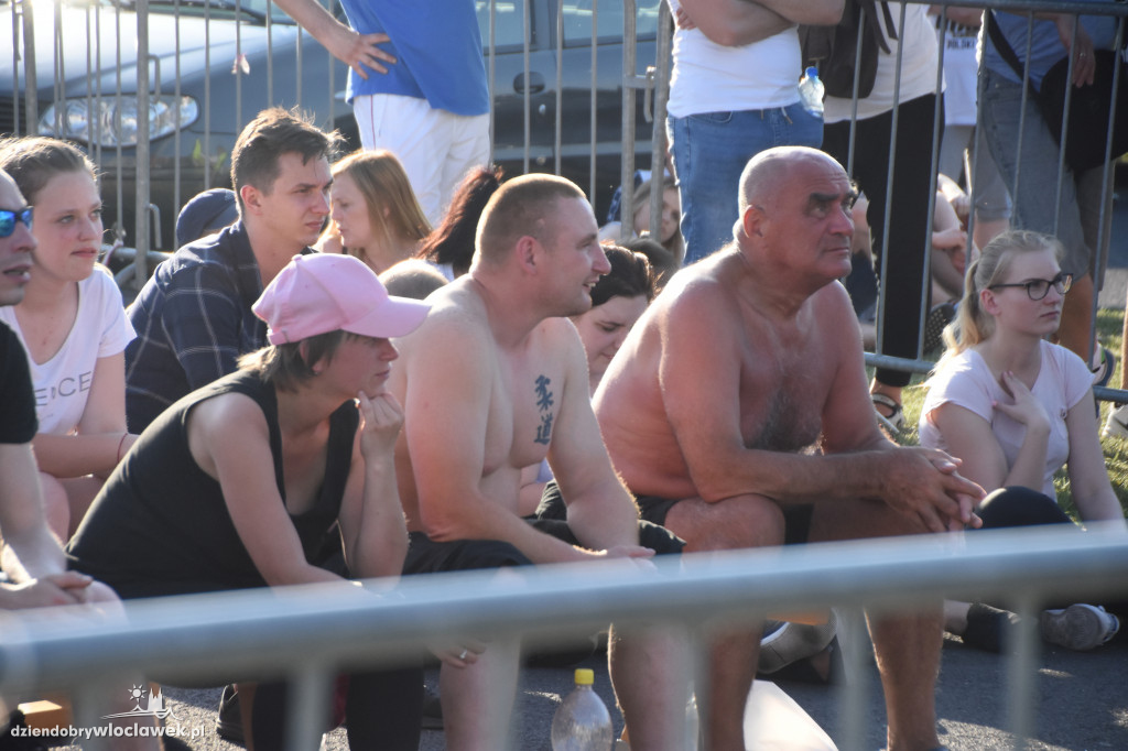 Doping fanów Anwilu w strefie kibica