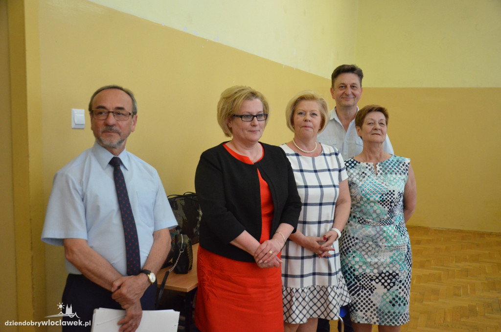 Zaprojektowali sukienkę z odpadów
