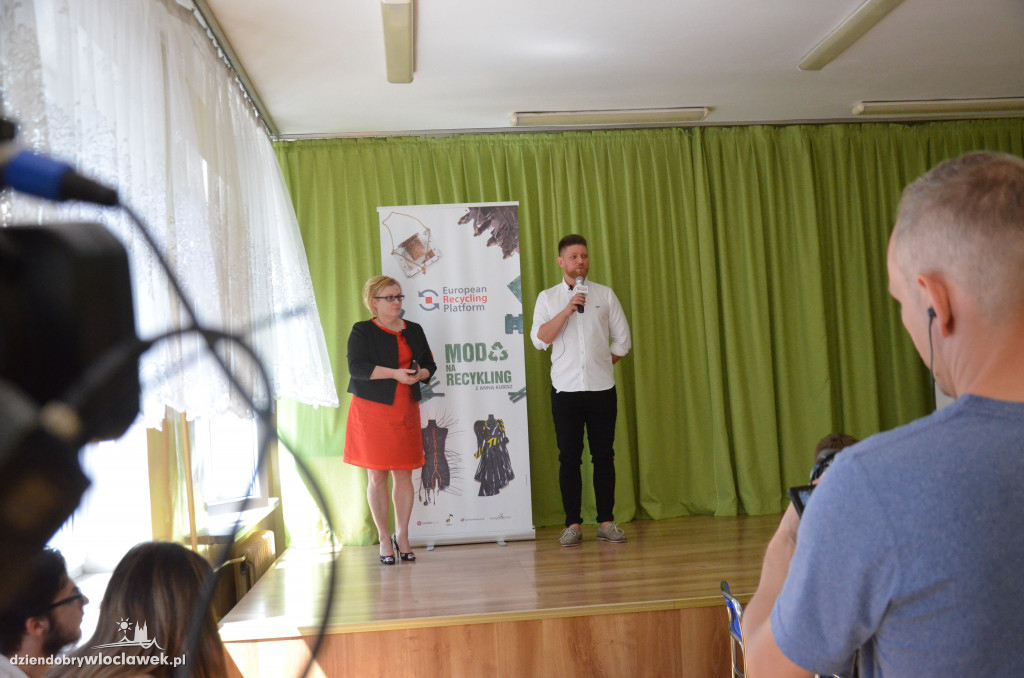 Zaprojektowali sukienkę z odpadów