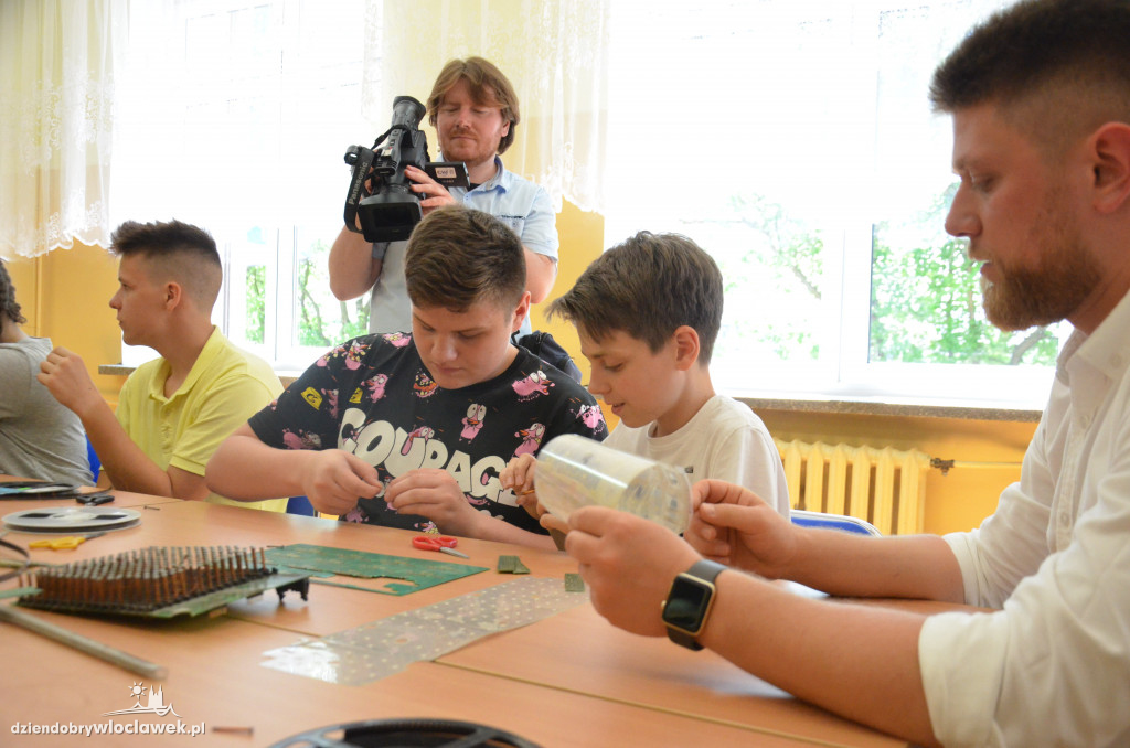 Zaprojektowali sukienkę z odpadów