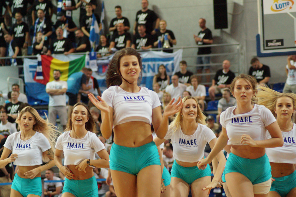 Cheerleaderki na 4. meczu finału