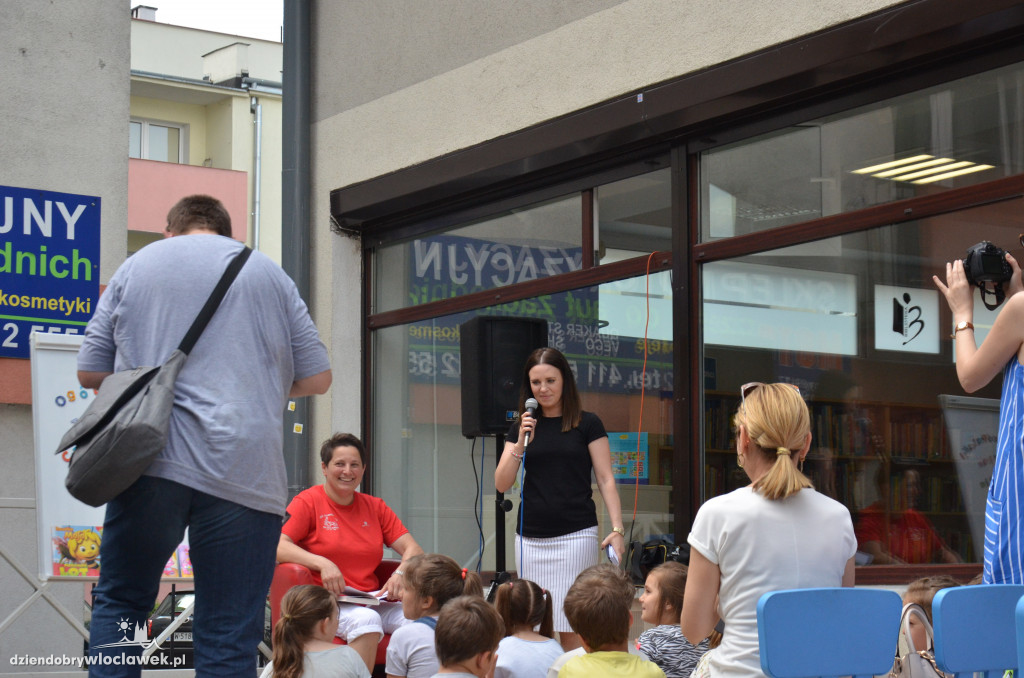 Aneta Szczepańska czyta dzieciom
