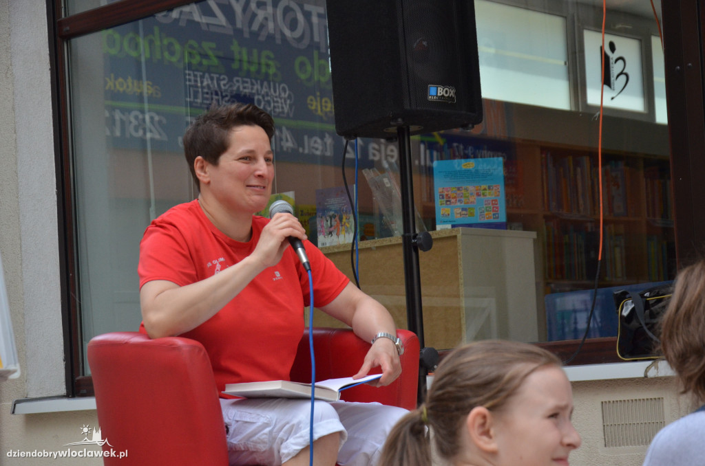 Aneta Szczepańska czyta dzieciom