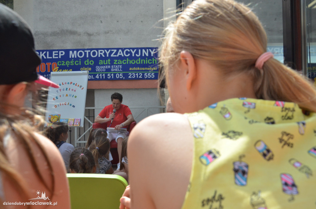 Aneta Szczepańska czyta dzieciom
