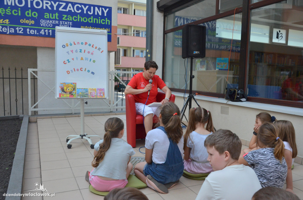 Aneta Szczepańska czyta dzieciom