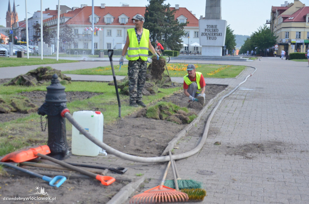 Trwa wymiana trawników na pl. Wolności