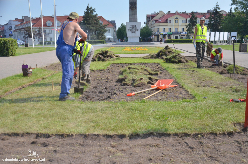 Trwa wymiana trawników na pl. Wolności