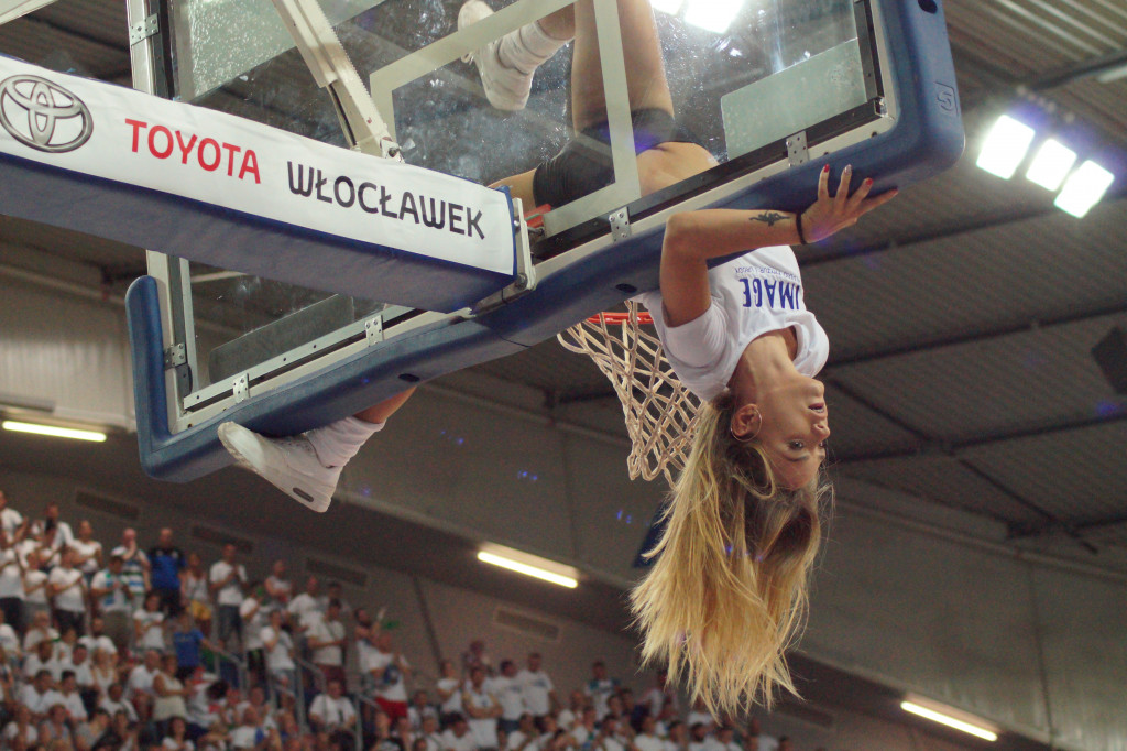 Cheerleaders na 6. meczu finału