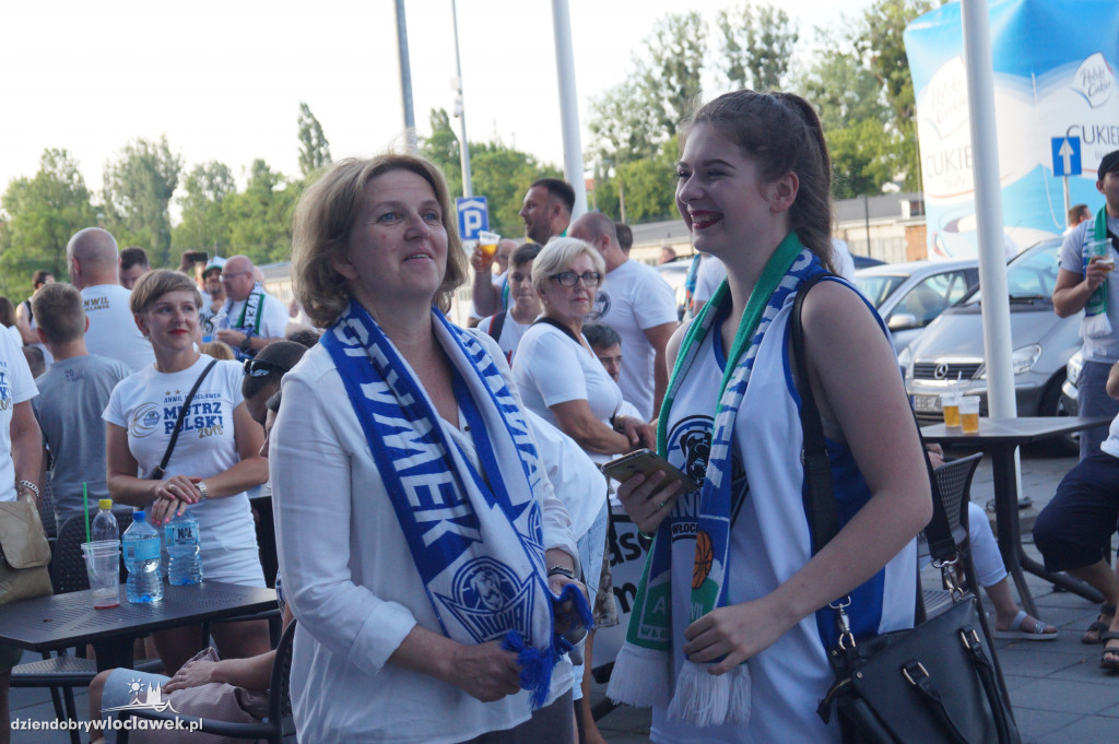 Kibice na ostatnim meczu finału