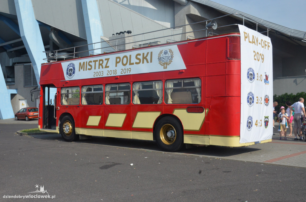  Mistrzowski autobus na ulicach miasta