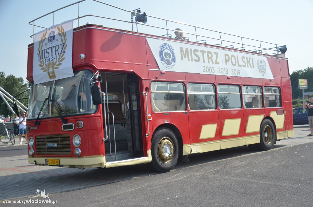  Mistrzowski autobus na ulicach miasta