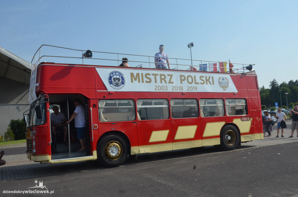  Mistrzowski autobus na ulicach miasta