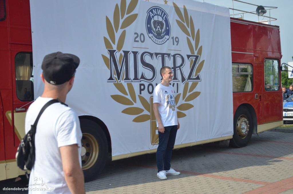  Mistrzowski autobus na ulicach miasta
