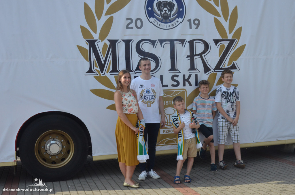  Mistrzowski autobus na ulicach miasta