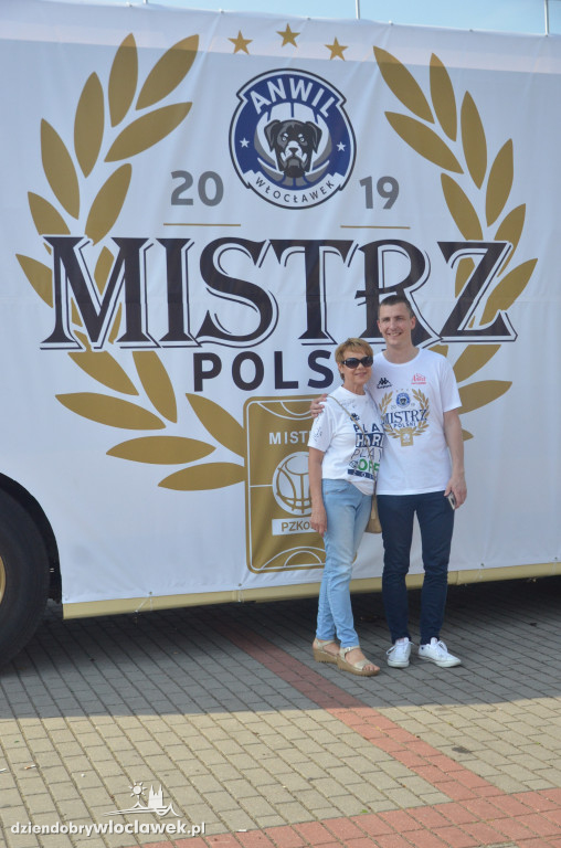  Mistrzowski autobus na ulicach miasta