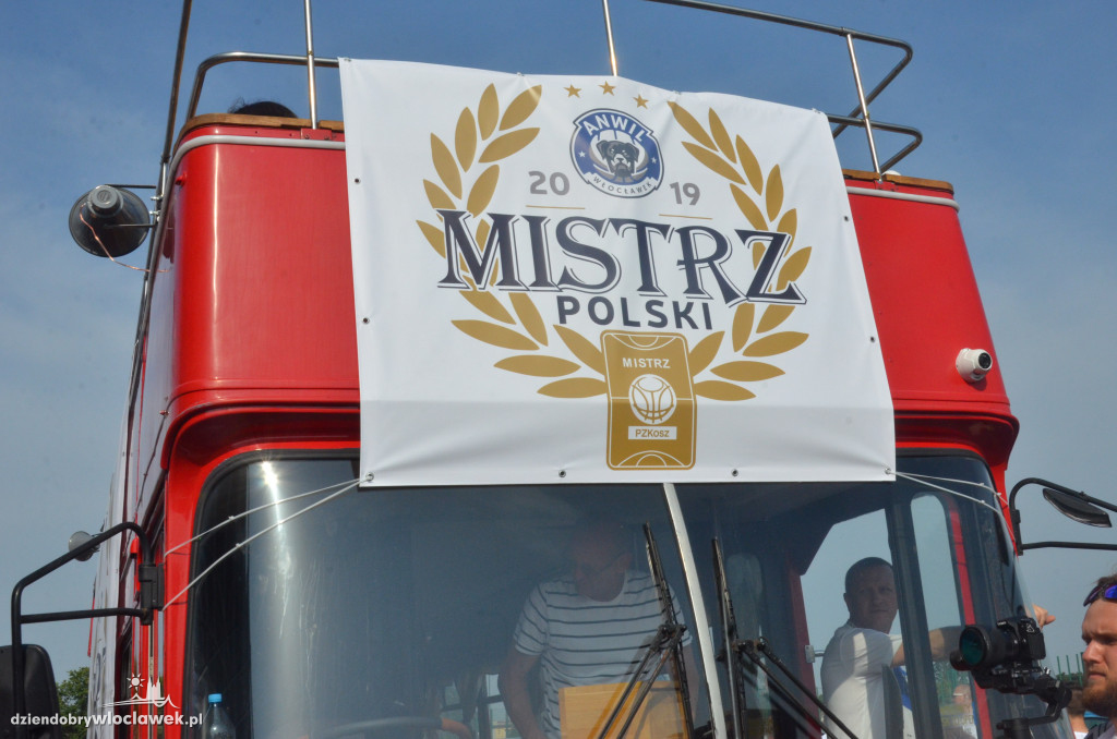  Mistrzowski autobus na ulicach miasta