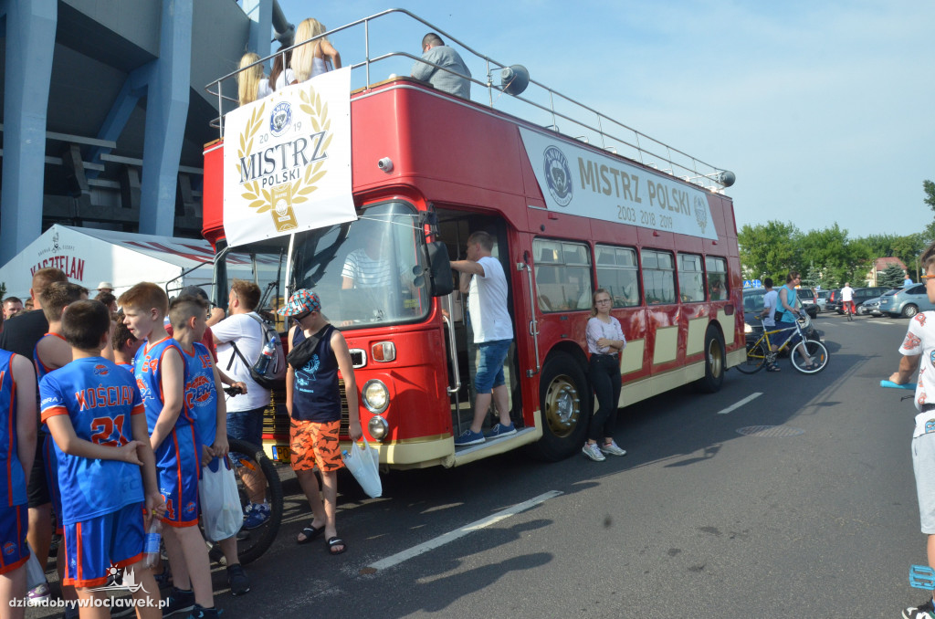  Mistrzowski autobus na ulicach miasta