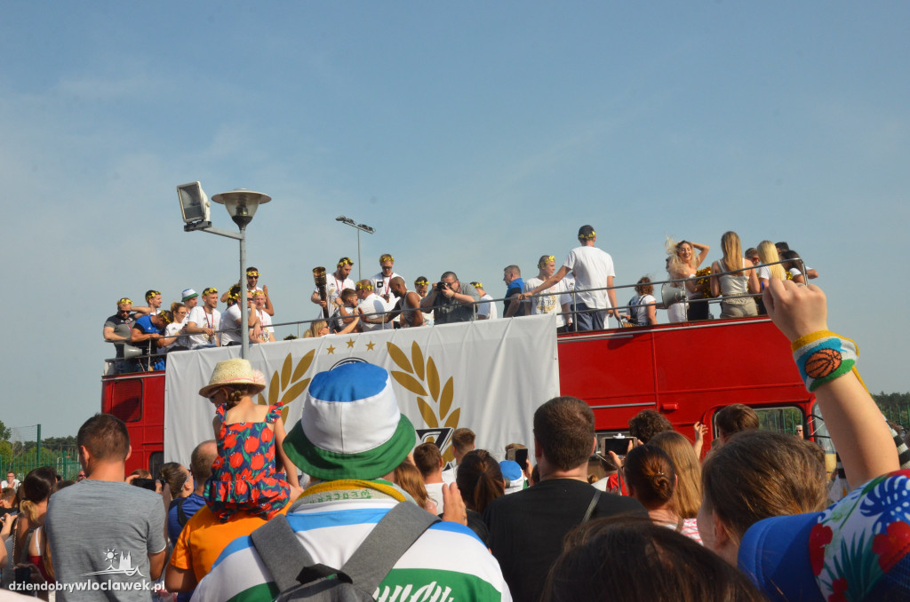  Mistrzowski autobus na ulicach miasta