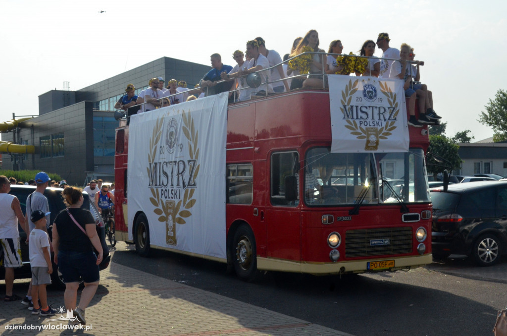  Mistrzowski autobus na ulicach miasta