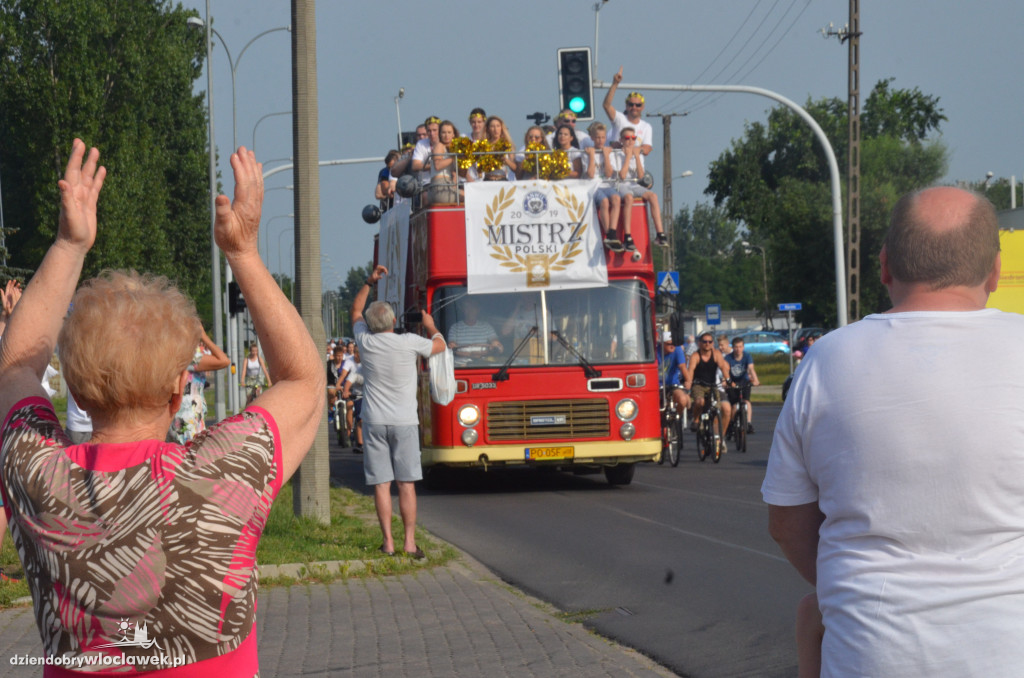  Mistrzowski autobus na ulicach miasta