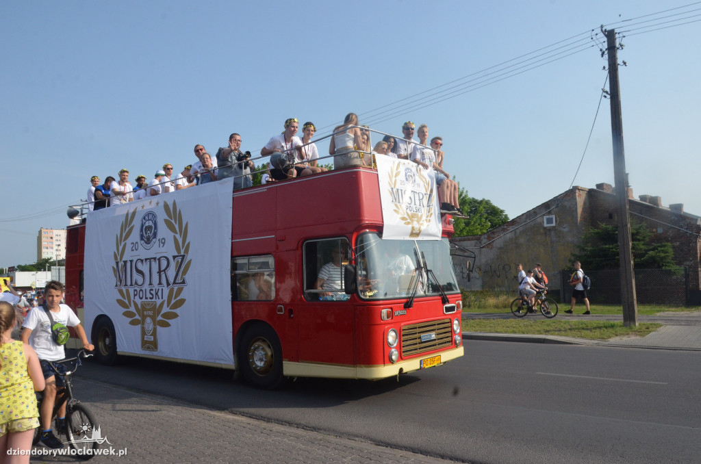  Mistrzowski autobus na ulicach miasta