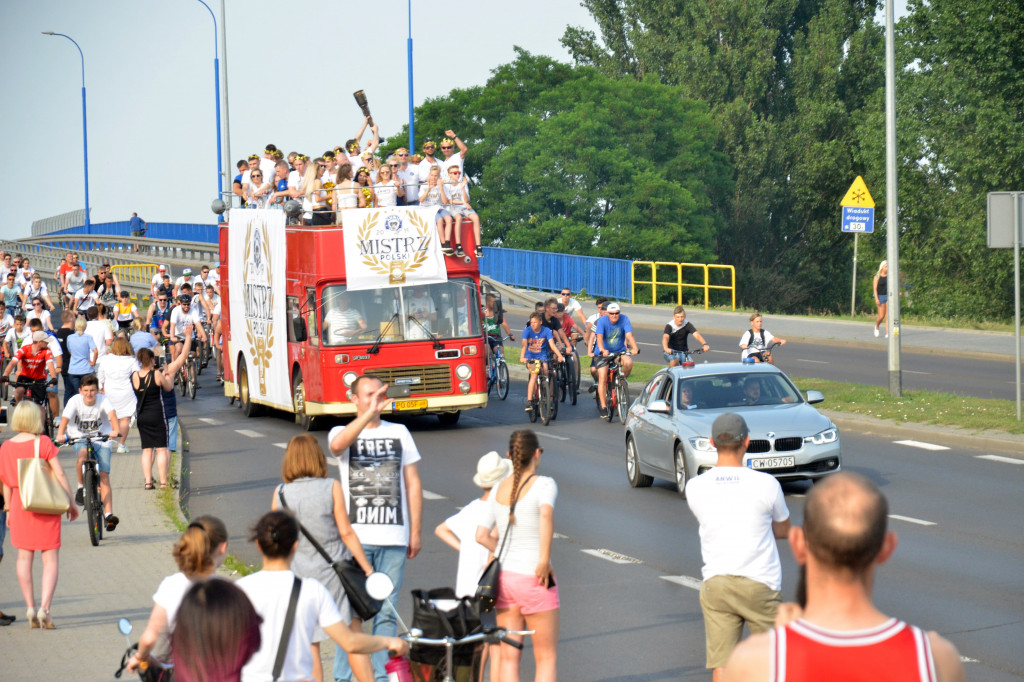  Mistrzowski autobus na ulicach miasta